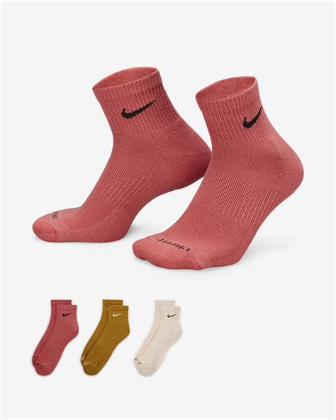 Nike Everyday Plus Cushioned Training Ankle Socks (3 Pairs).